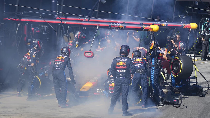 Weltmeister Max Verstappen muss sein Red Bull nach nur vier Runden aufgrund von Bremsproblemen abstellen