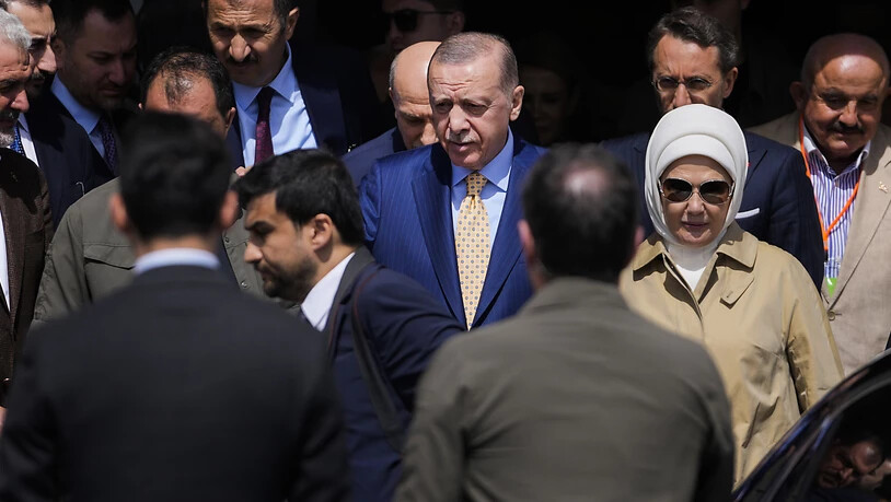 dpatopbilder - Der türkische Staatspräsident und Vorsitzende der AKP-Partei, Recep Tayyip Erdogan, Mitte, verlässt nach der Stimmabgabe für die Kommunalwahlen ein Wahllokal. Foto: Khalil Hamra/AP