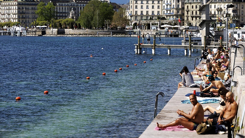 Sonnenbad im April: In Genf haben die Sonnenanbeterinnen und -Anbeter am Samstag die Badeklamotten aus dem Schrank geholt.