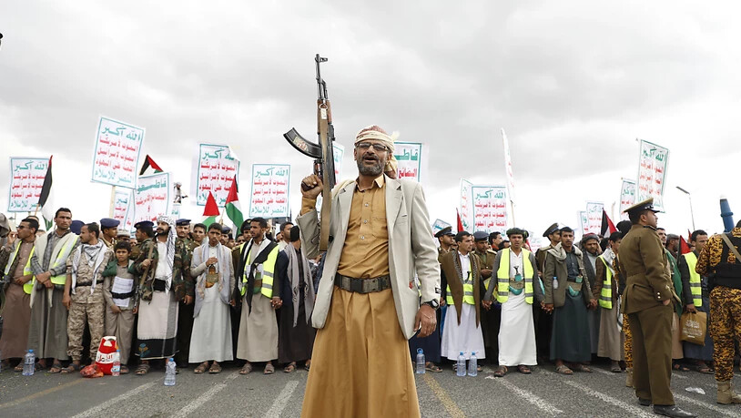 ARCHIV - Anhänger der vom Iran unterstützten Huthi-Miliz nehmen an einer Demonstration gegen die USA und Israel und für die Solidarität mit den Palästinensern im Gazastreifen teil. Foto: Osamah Abdulrahman/AP/dpa
