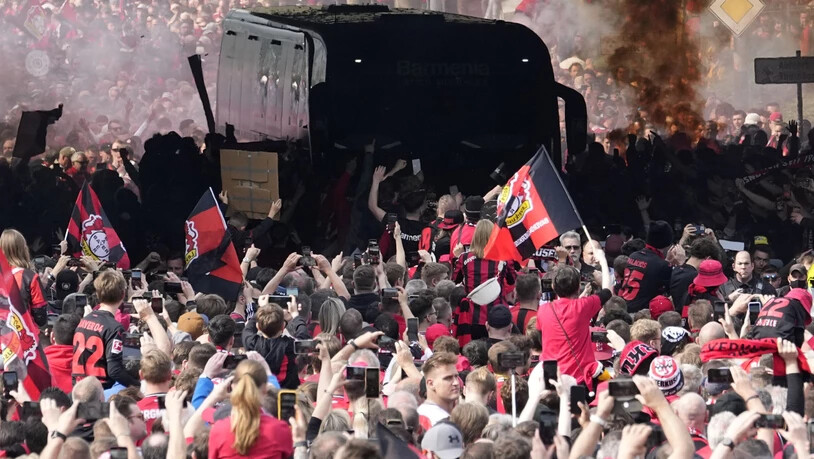 So wurde der Teambus von Leverkusen vor dem Stadion empfangen