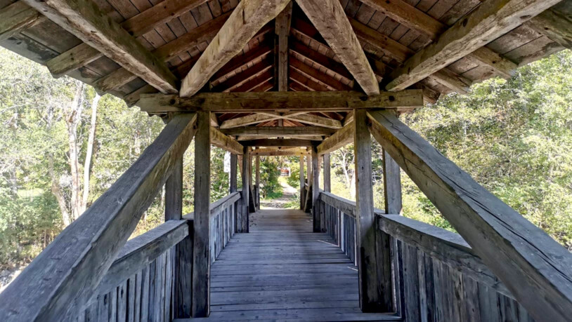 Geschichte entdecken: Auf dem Weg begegnet man auch vielem Historischen, wie hier im Bild der alten gedeckten Holzbrücke über der Albula. 