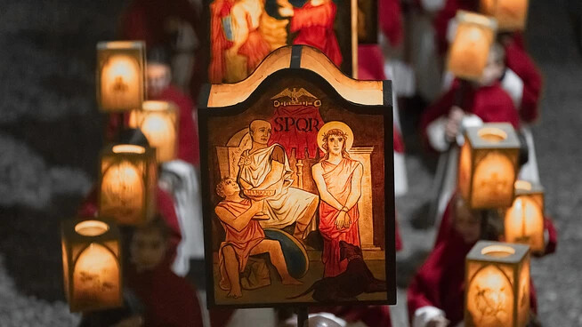 Bewohnerinnen und Bewohner aus der Region Mendrisio tragen beleuchtete Laternen mit der Geschichte des Leidenswegs von Christi durch die Altstadt von Mendrisio. Archivbild