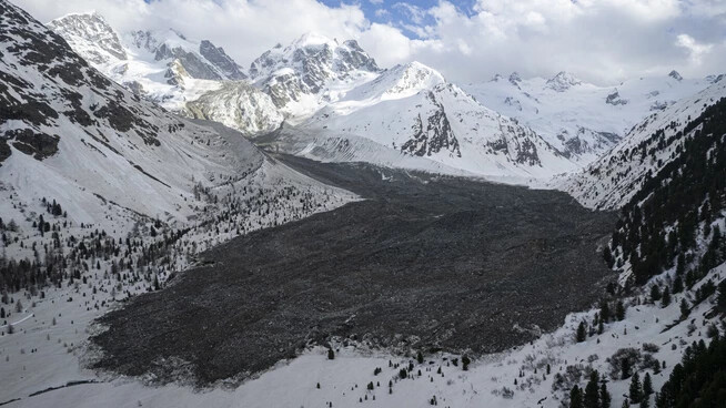 Kilometerlanger Schuttstrom: Nach dem Bergsturz am Piz Scerscen bedeckt eine Masse aus Gestein, Schnee und Eis über 5,6 Kilometer und über eine Breite von 400 Meter die Val Roseg oberhalb von Pontresina.  