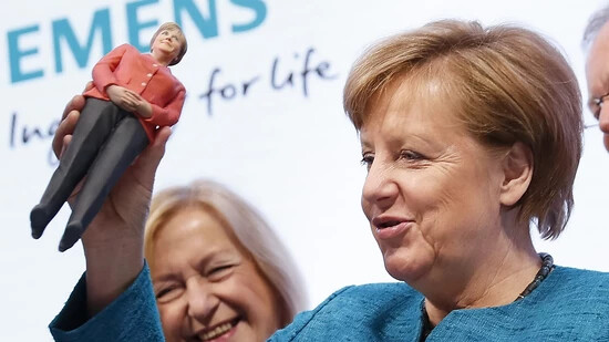 Siemens muss in Deutschland Federn lassen. Im Bild ist die deutsche Kanzlerin Angela Merkel bei einem Besuch an der Messe Hannover am Stand von Siemens. (Archiv)
