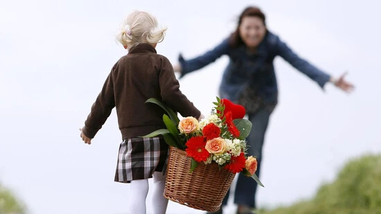 Früher schenkte man Selbstgebasteltes, heute Erlebnisse und Lifestyle-Produkte: Die Geschenke zum Tag der Mutter haben sich in den vergangenen Jahren verändert. Eines jedoch blieb gleich: Am liebsten werden Blumen geschenkt. (Symbolbild)