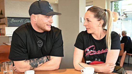 Kaffeepause: Dario Caviezel und Ladina Jenny unterhalten sich über die kommende Saison. 