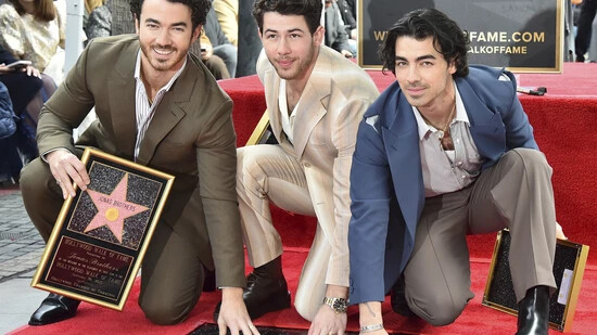 Kevin Jonas (l-r), Nick Jonas und Joe Jonas von den Jonas Brothers zeigen ihren Stern auf dem Hollywood Walk of Fame. Foto: Jordan Strauss/Invision via AP/dpa