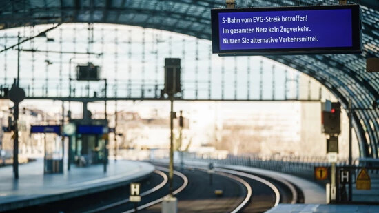 Die deutsche Eisenbahn- und Verkehrsgewerkschaft hat zu neuen Warnstreiks aufgerufen. (Archivbild)