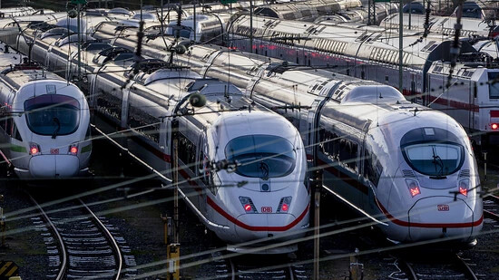 Die Züge in Deutschland werden ab Sonntagabend für 50 Stunden still stehen, die Gewerkschaft EVG hält an ihrer Streikdrohung fest. (Symbolbild)