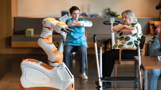Der Assistenzroboter Lio macht mit einer Bewohnerin des Kompetenzzentrums Pflege und Gesundheit (KZU) in Embrach ZH Bewegungsübungen.