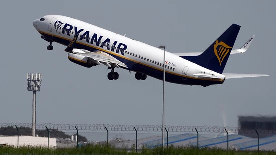 ARCHIV - Eine Ryanair-Maschine startet. Foto: Soeren Stache/dpa