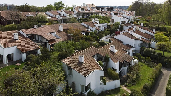 Trotz der gestiegenen Zinsen sind Einfamilienhäuser weiter teurer geworden. (Symbolbild)