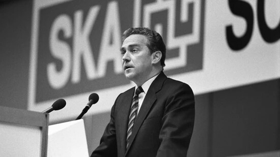 Rainer E. Gut spricht 1985 als Verwaltungsratspräsident der Schweizerischen Kreditanstalt (SKA) an der Generalversammlung der Bank. (Archivaufnahme)