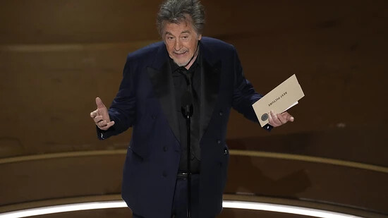 Al Pacino präsentiert den Preis für den besten Film während der Oscarverleihung im Dolby Theatre in Los Angeles. Die Academy Awards, auch Oscars genannt, werden in der Nacht zum 96. Mal vergeben. Foto: Chris Pizzello/Invision via AP/dpa