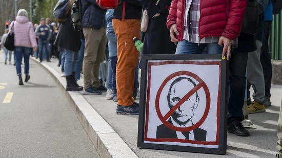 In der Schweiz lebende Russen versammelten sich am Sonntagmittag in Genf vor der russischen Vertretung, um ihre Stimme bei den Präsidentenwahlen abzugeben - und auch gegen Amtsinhaber Wladimir Putin zu demonstrieren.
