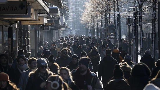 Menschen bewegen sich beim Einkauf durch die Zürcher Bahnnofstrasse: Im Februar waren die Konsumausgaben über Vorjahresniveau (Symbolbild).