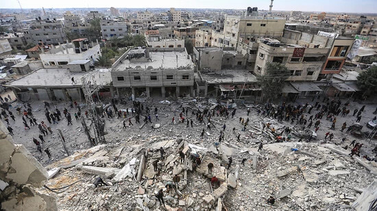 Palästinenser inspizieren nach einem israelischen Luftangriff die massiven Schäden in Rafah. Foto: Mohammed Talatene/dpa