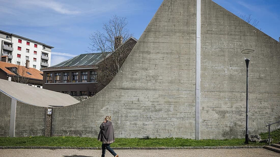 Das Gebäude des Uhrenmuseums in La Chaux-de-Fonds NE gehört architektonisch der so genannt brutalistischen Strömung an und ist im Inventar der Denkmäler und Stätten aufgeführt.