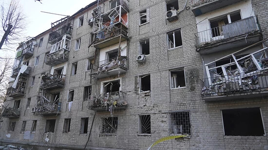 Ein beschädigtes Wohngebäude in Charkiw nach einem russischen Angriff. Foto: Andrii Marienko/AP/dpa