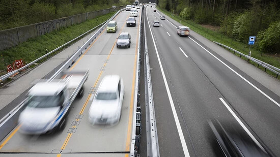 Der Verkehr auf der Autobahn A1 zwischen Recherswil und Luterbach im Kanton Solothurn rollt über die mobile Autobahnbrücke. Bislang kam es laut dem Bundesamt für Strassen zu keinen aussergewöhnlichen Verzögerungen.