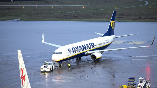 ARCHIV - Eine Passagiermaschine der Fluggesellschaft Ryanair steht auf dem Flughafen Köln/Bonn. Kurz nach dem Start aus Turin ist ein Passagier an Bord einer Maschine von Ryanair verstorben. Foto: Thomas Banneyer/dpa