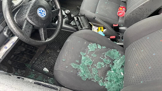 Unbekannte Täterschaft: Am Samstag wurden in Mollis zwei parkierte Autos aufgebrochen und von einem das Autoradio entwendet.