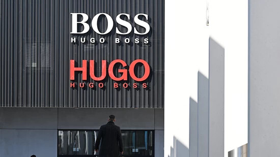 Das Logo des Modekonzerns Hugo Boss, aufgenommen an einem Outlet-Store am Firmensitz im deutschen Metzingen. (Archivbild)