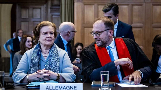 dpatopbilder - Tania von Uslar-Gleichen (l), Generaldirektorin für Rechtsangelegenheiten von Deutschland, reagiert während der Entscheidung des Internationalen Gerichtshofs (IGH) zu Nicaraguas Vorwürfen, Deutschland habe gegen die Völkermordkonvention…