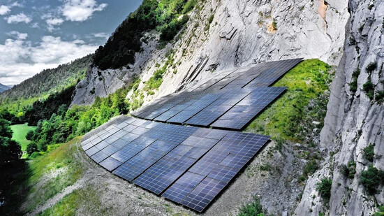 Die Photovoltaik-Anlage Calinis: Im ehemaligen Steinbruch Felsberg steht die grösste Photovoltaik-Anlage im Kanton Graubünden.
