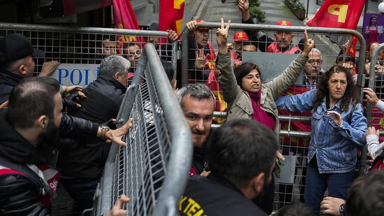 dpatopbilder - Gewerkschaftsmitglieder und Demonstranten geraten mit türkischen Polizeibeamten aneinander. Foto: Khalil Hamra/AP