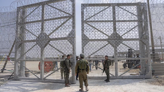 dpatopbilder - Israelische Soldaten versammeln sich in der Nähe eines Tores, um einen Kontrollbereich für Lastwagen mit humanitären Hilfsgütern für den Gazastreifen zu passieren. Foto: Ohad Zwigenberg/AP/dpa