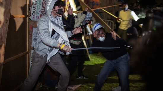 dpatopbilder - Demonstranten stoßen bei einem propalästinensischen Lager an der University of Los Angeles UCLA zusammen. Foto: Ethan Swope/AP/dpa