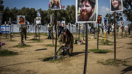 ARCHIV - Überlebende und Angehörige der Opfer kehren auf das Gelände des elektronischen Musikfestivals Supernova, dem Ort des brutalen Terrorangriffs der Hamas vom 7. Oktober 2023. Foto: Ilia Yefimovich/dpa