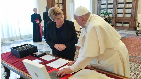 Bundespräsidentin Viola Amherd bei ihrer Audienz bei Papst Franziskus.