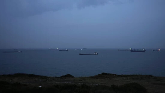 ARCHIV - Ein Frachter ist vor Istanbul auf Grund gelaufen und blockiert nun den Verkehr in der Meerenge. (Symbolbild) Foto: Khalil Hamra/AP/dpa