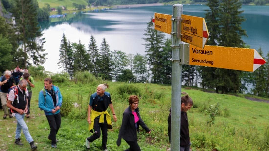 Nah an der Natur: Eine Gruppe von 50 Personen ist am Samstagmorgen vom «Rhodannenberg» aus zur offiziellen Eröffnung des Bergrundwanderwegs Klöntal gewandert. 