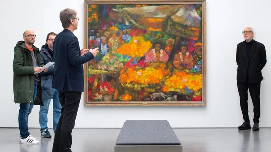 Start im Erweiterungsbau: Stephan Kunz (Dritter von links), künstlerischer Direktor des Bündner Kunstmuseums, stellt den Bezug vom Sammlungsbestand des Hauses zur aktuellen Augusto-Giacometti-Schau her.