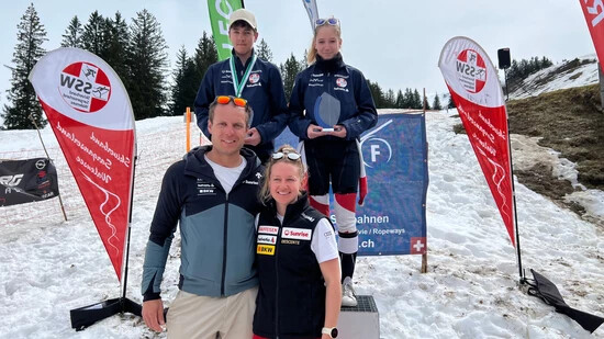 Prominente Gäste: Die Weltcupfahrer Simone Wild (vorne rechts) und Ralph Weber (vorne links) übergeben den Verbandsmeistern Cyrill Tandler und Lia Jahn die Pokale.