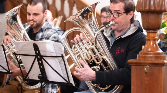 Experiment: Die Brass Band Cazis probt in der Martinskirche Chur das Konzert «Affine Sonorität - Brass feat. Orgel» mit dem Dirigent Robin Bartholoni und Andrea Kuratle an der Orgel. Im Bild ist Solo-Euphonisten Hardy Pirovino (rechts). 

