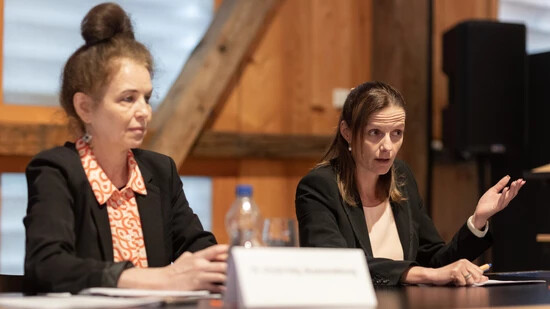 «Ein hausinterner Konflikt»: Museumsleiterin Ursula Helg (links) und Stiftungsratspräsidentin Veronika Britt nehmen an der Medienkonferenz zu den Vorwürfen nicht konkret Stellung.