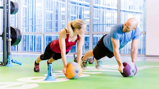 Plank auf dem Medizinball: Core-Training stärkt die Bauch-, Rücken- sowie Rumpfmuskulatur – und beugt so Rückenschmerzen vor.  