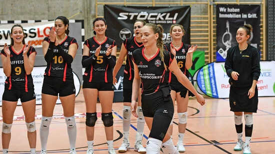 Guter Teamgeist: Die Mitspielerinnen applaudieren Topskorerin Daria Szczyrba bei der Ehrung zur besten Spielerin.