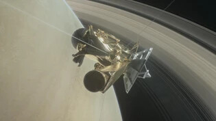 Cassini taucht noch 21 Mal zwischen dem Saturn und seinen Ringen hindurch, bevor die Sonde am 15. September kontrolliert auf den Planeten abstürzen soll. (Illustration)