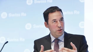 Swiss Re-Chef Christian Mumenthaler muss im ersten Quartal einen Gewinneinbruch verkünden. (Archiv)