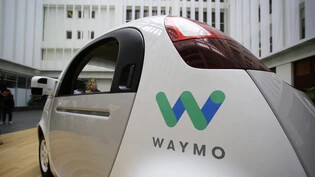 Ein selbstfahrendes Auto der Google-Schwester Waymo. Waymo wirft dem Fahrdienstvermittler Uber vor, eine bestimmte Lasertechnologie geklaut zu haben. Vor Gericht bekam das Unternehmen nun teilweise Recht. (Archiv)