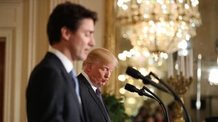 Der kanadische Premierminister Justin Trudeau (l.) im Februar zu Besuch bei US-Präsident Donald Trump im Weissen Haus. (Archiv)