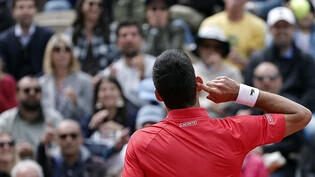 Novak Djokovic lauscht dem Geschehen auf den Rängen