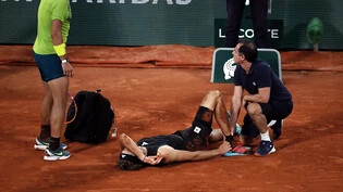 Das unschöne Ende eines epischen Halbfinals: Alexander Zverev liegt am Boden, Rafael Nadal zieht in den Final