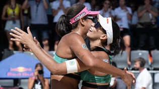 Duda (rechts) und Ana Patricia bejubeln ihren Sieg am Pro-Tour-Turnier in Gstaad